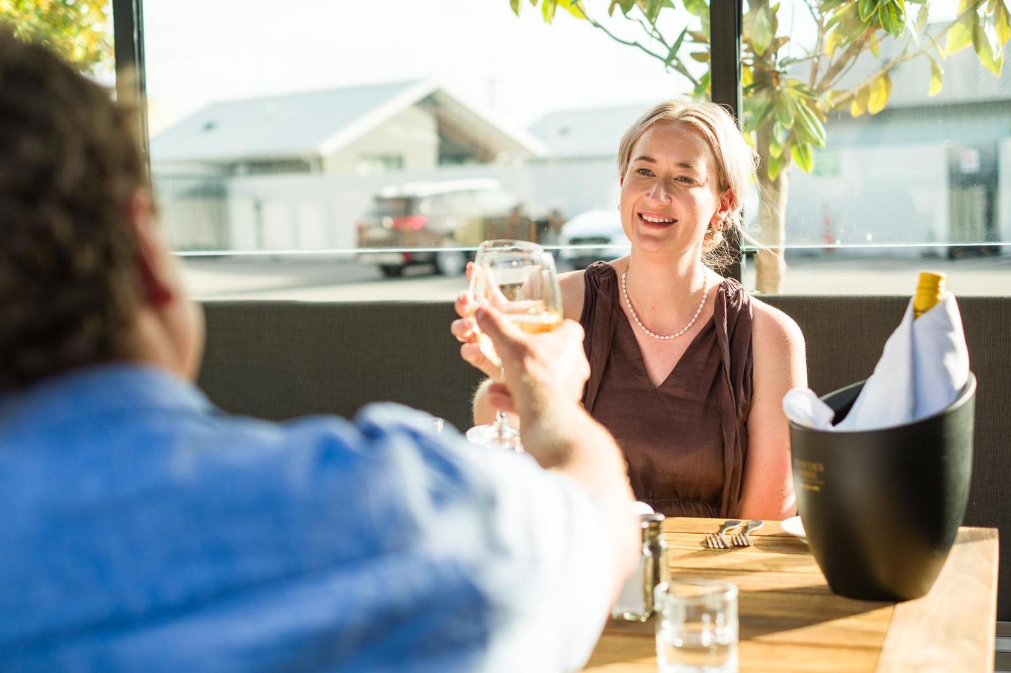 Carnmore Chateau Marlborough Blenheim Luaran gambar A woman toasting with a glass of wine