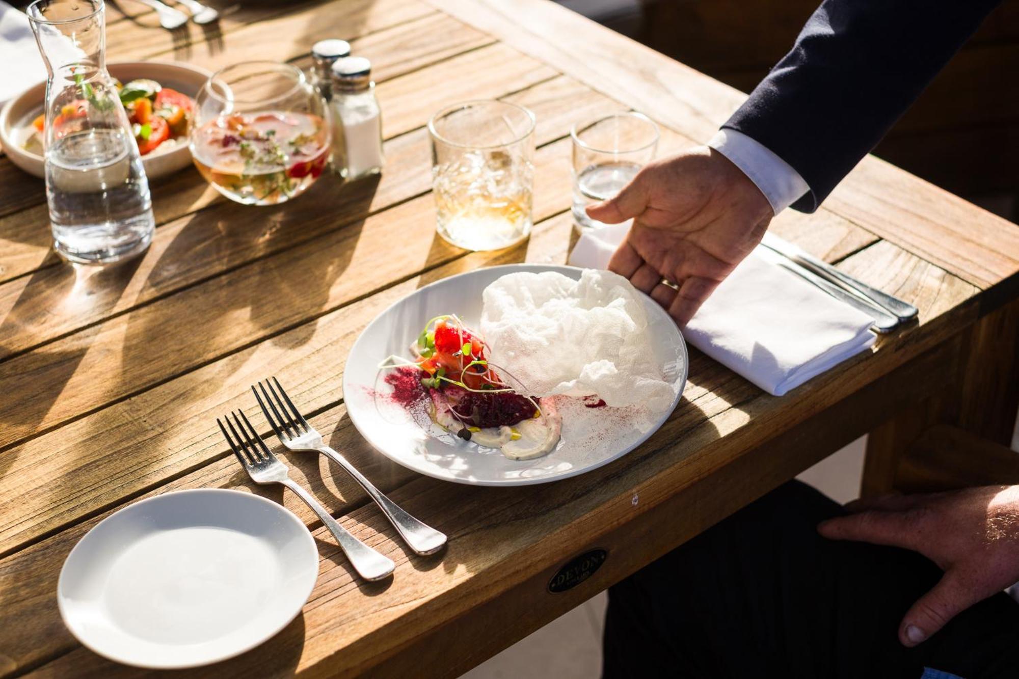 Carnmore Chateau Marlborough Blenheim Luaran gambar A waiter serving food