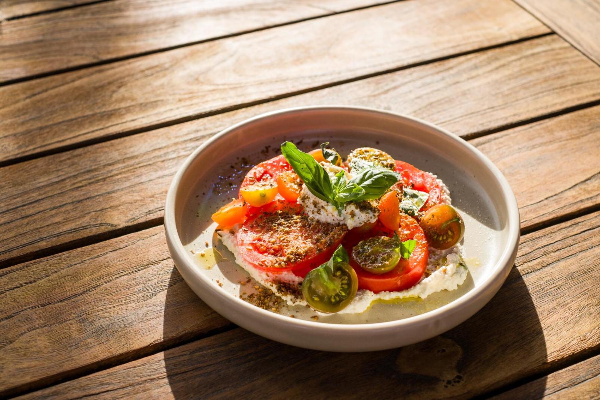 Carnmore Chateau Marlborough Blenheim Luaran gambar A salad of tomatoes, feta cheese, and olive oil