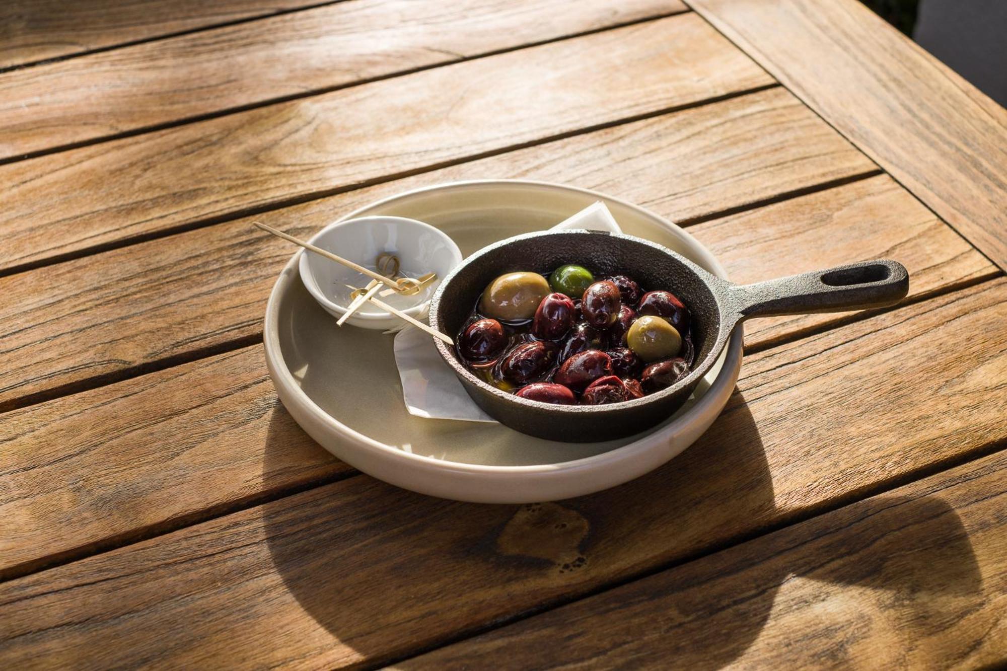 Carnmore Chateau Marlborough Blenheim Luaran gambar A pan of olives