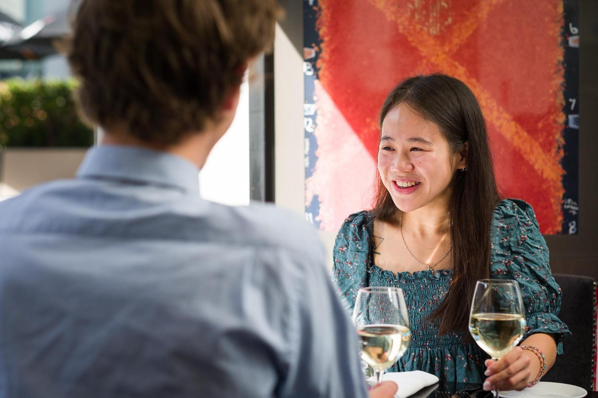 Carnmore Chateau Marlborough Blenheim Luaran gambar A woman laughing with a man