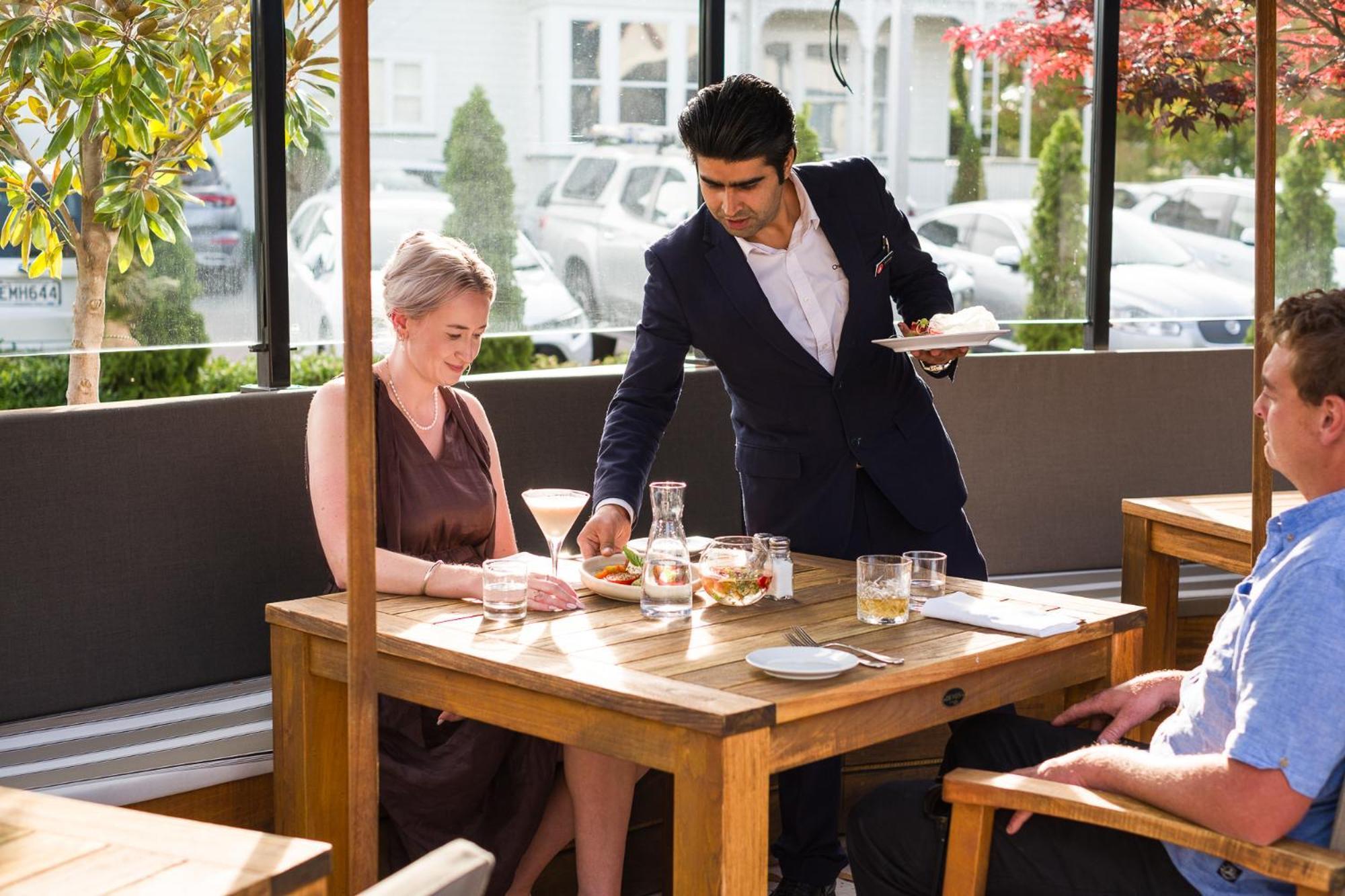 Carnmore Chateau Marlborough Blenheim Luaran gambar A waiter serving a customer