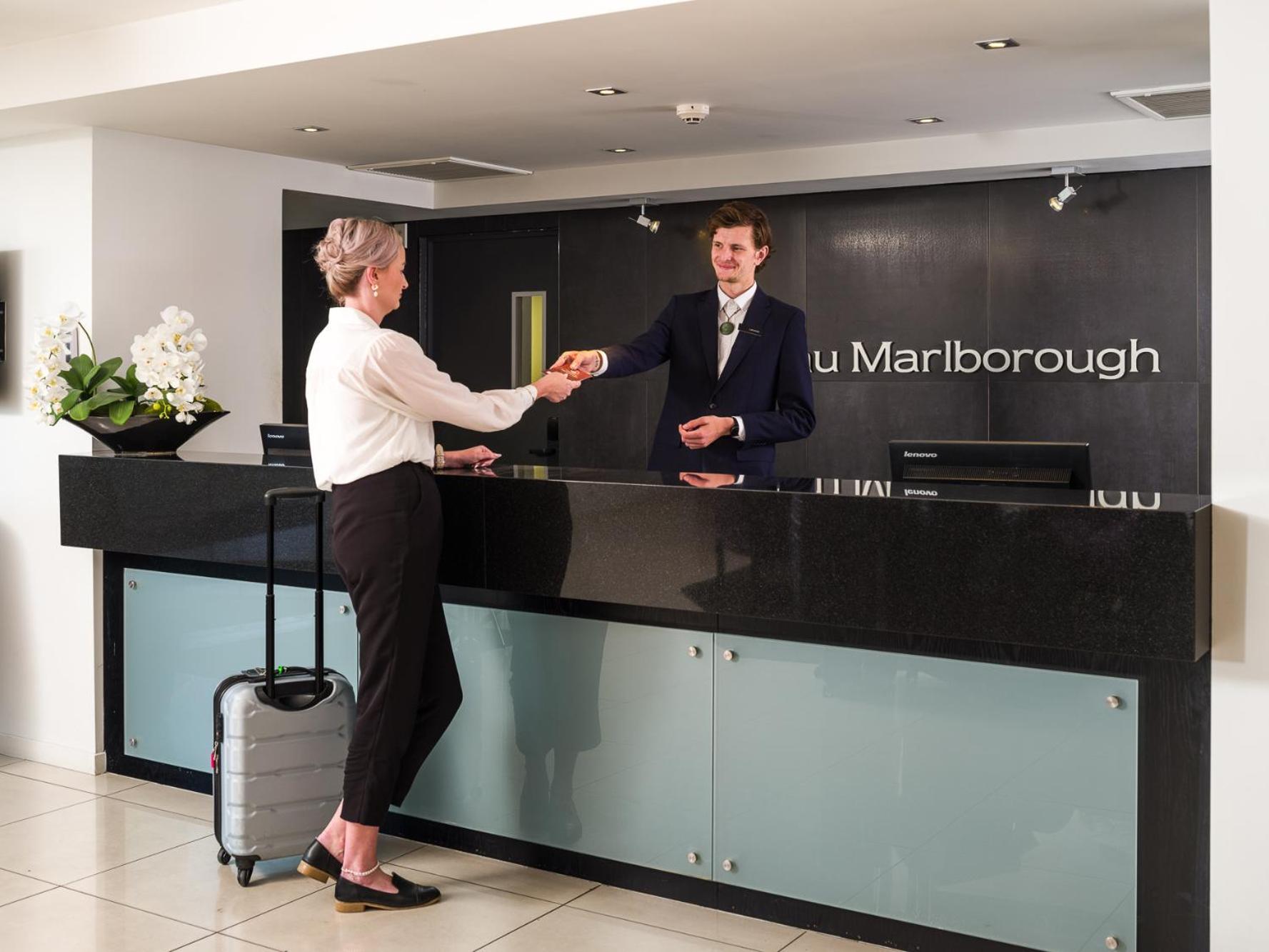 Carnmore Chateau Marlborough Blenheim Luaran gambar A hotel receptionist